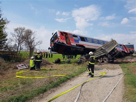 Schwerer Unfall Lkw Von Zug Erfasst G Nserndorf