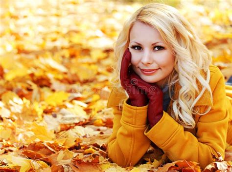 Femme D Automne Automne Belle Fille Blonde Avec Les Feuilles Jaunes Image Stock Image Du