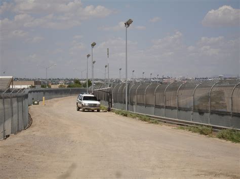 File:US-Mexico border fence.jpg - Wikipedia