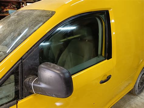 Водительское стекло — Volkswagen Caddy (3G), 2 л., 2007 года | своими ...