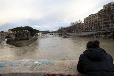 Trovato Cadavere Nel Fiume Tevere A Roma Corpo Di Un Uomo Di