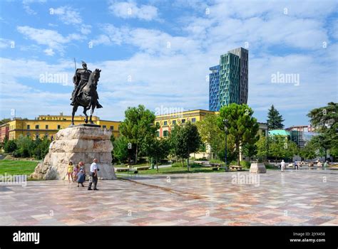 Das Skanderbeg Denkmal Und Der Ever Green Tower Skanderbeg Platz