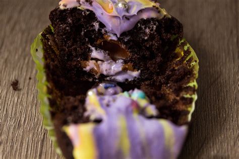 Cadbury Creme Egg Cupcakes {Simple Easter Cupcakes}