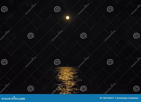 La Luna Llena Sobre El Mar Y El Camino De La Luna Imagen De Archivo