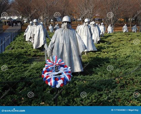 Statues of Soldiers at War Memorial Editorial Photography - Image of ...