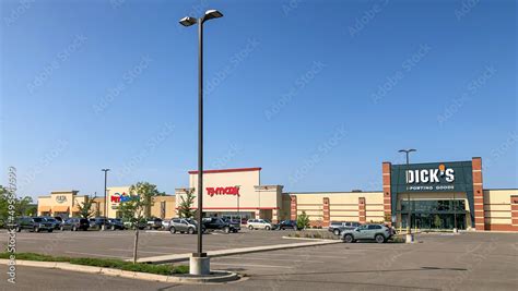 BAXTER, MN - 1 SEP 2021: Strip mall and parking lot with cars in front ...