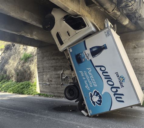 Grave Incidente Nel Ragusano Camion Sbatte Contro Un Ponte It