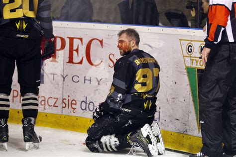 Brutalny Faul W Finale Phl Twarz Polskiego Hokeisty Zala A Si Krwi