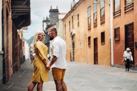 Una Moderna Pareja De Enamorados Paseando Por El Casco Antiguo De La