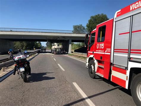 Camion Urta Il Ponte Di Via Volturno Tangenziale Ovest Chiusa Al