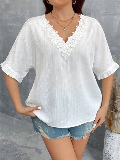 SHEIN LUNE Blusa De Talla Grande Para Mujer Con Encaje Blanco Y Parches