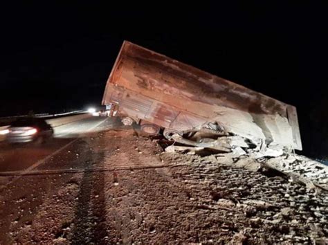 Carreta Tomba E Fica Pendurada Em Ponte Na BR 381 Na Grande BH