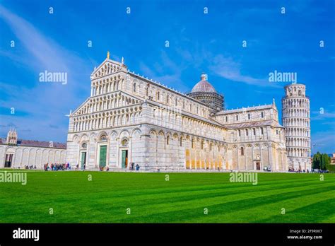 Catedral De Pisa Y La Torre Inclinada En La Plaza De Los Milagros