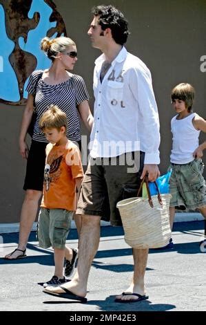 Natasha Henstridge Sus Hijos Liam Y Tristan River Waite Y Su Antiguo