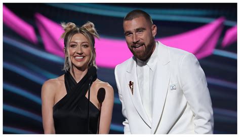 How SNLs Heidi Gardner Supported Travis Kelce During His Hosting Gig