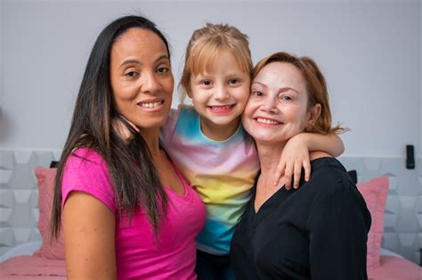 Sinais Que Sua Filha E Lgbt - Diversidade lgbt casal de lésbicas momentos felicidade com a filha ...