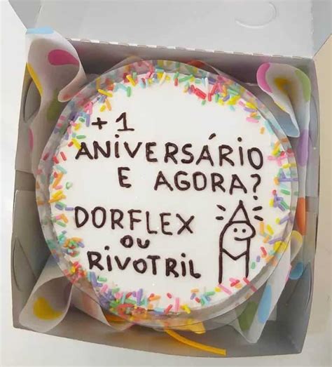 A Birthday Cake In A Box That Says 1 Aniversaro E Agora Dorflex O Rivoti