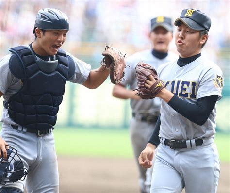 2015年夏の甲子園、エース佐藤世那とグラブタッチする郡司（左） ― スポニチ Sponichi Annex 野球