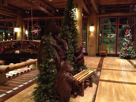 Behind the Scenes: Wilderness Lodge Christmas Comes to Life Overnight - Zannaland