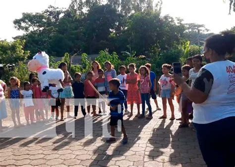 Familias De Granada Siguen Celebrando Con Pi Atas El D A De La Alegr A