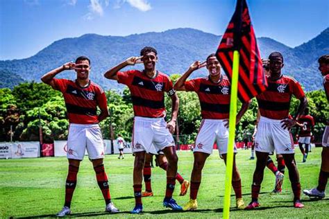 Flamengo conquista 44 títulos e iguala recorde nas categorias de base