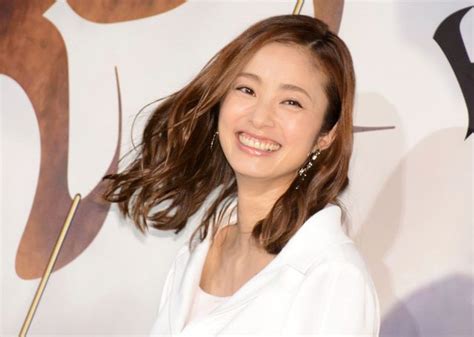 上戸彩、出産後初の公の場「家族に会いたくなる」映画アピール｜シネマトゥデイ