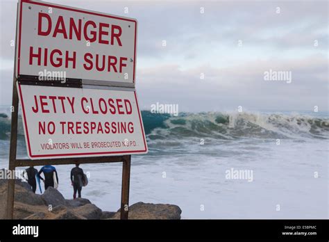 Señales De Advertencia De Peligro Alta Surf En El Mundialmente Famoso Surf Ubicación La Cuña En