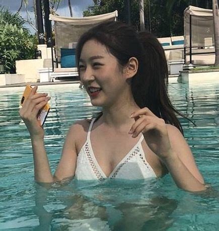 6 Hot Sexy Kim Sae Ron Bikini Pics