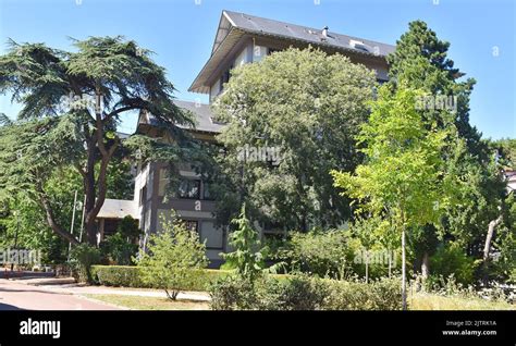 Reflecting Japanese Timber Construction Hi Res Stock Photography And