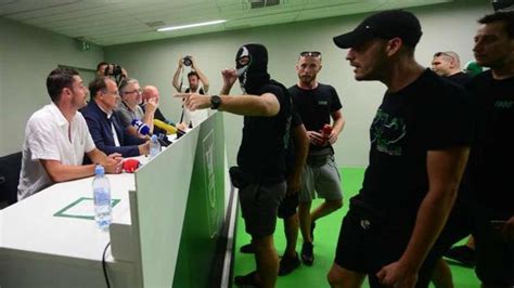 Los Ultras Del Olimpija De Ljubljana Echan A Albert Riera En Su