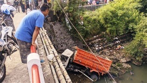 Kecelakaan Di Kudus Truk Bermuatan Pasir Terjun Bebas Ke Sungai Sopir