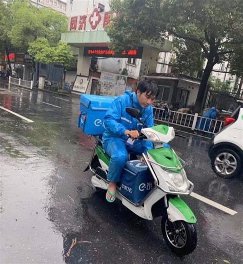 外卖小哥顶台风徒手疏通积水，雷风换电用行动致敬最可爱的人！ 知乎