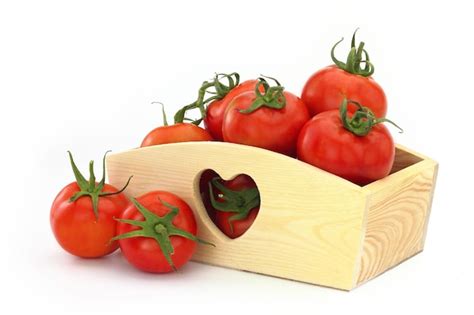 Caja De Madera Llena De Tomates Foto Premium