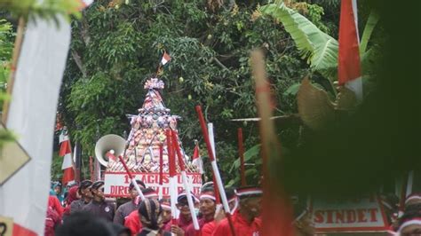 Kirab Budaya Warga Sindet Meriahkan Perayaan HUT Ke 77 RI KRJOGJA