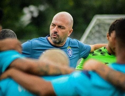 Treinador Rafael Jaques renova contrato e vai comandar o Vitória na