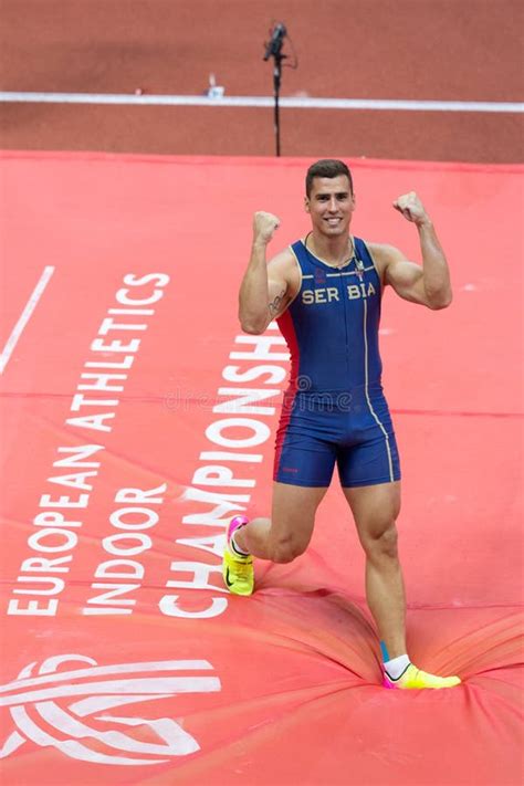 Atletismo Mihail Dudas Heptathlon Del Hombre Salto De Altura Foto