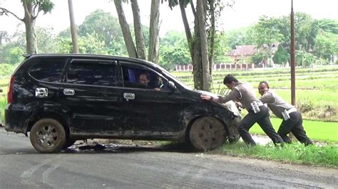 Pengemudi Diduga Alami Serangan Jantung Minibus Kecelakaan Di