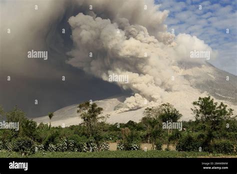 Pyroclastic Flow Of The Sinabung Volcano Stock Photo Alamy