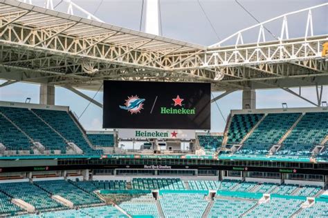 HEINEKEN HACE ALIANZA CON LOS MIAMI DOLPHINS Y EL HARD ROCK STADIUM