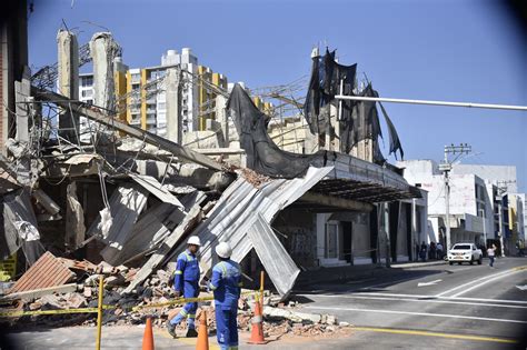 En Im Genes El Derrumbe De Estructura De Los Antiguos Cinema De