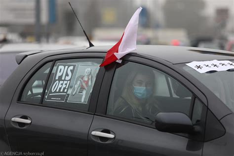 Wielki protest samochodowy w Krakowie Kilkaset aut przejechało przez