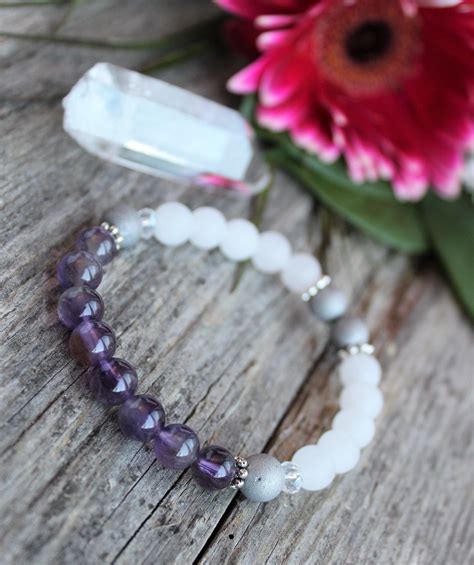 Bracelet en pierres semi précieuses fait d améthyste d agate druzy et