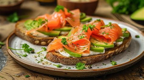 Avocadotoast mit geräuchertem lachs zum frühstück hausgemachte küche