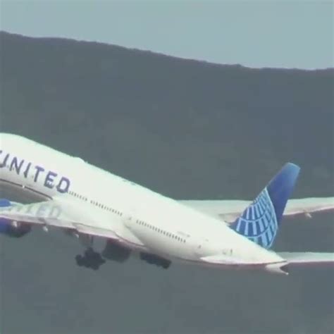 United Airlines Boeing 777 200 Loses Tire After Takeoff From Ksfo Youtube