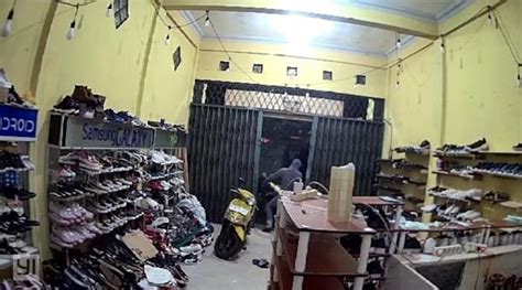 Terekam Cctv Aksi Pencurian Di Toko Sepatu Koja Jakut