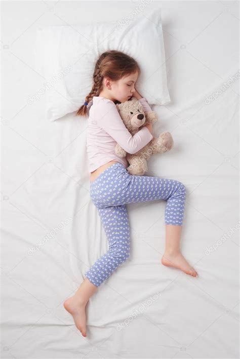 Vue Du Dessus De La Petite Fille Mignonne Dormant Avec Ours En Peluche