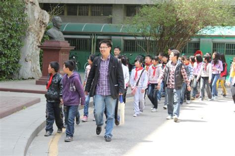 学院11级微波硕士生党支部与南京宁燕外来工子弟小学开展国防教育共建