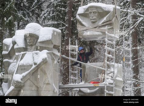 Los Trabajadores Desmantelan El Monumento A Los Soldados Del Ejército