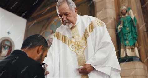 Religión Comunión Y Hombre Con Sacerdote En La Iglesia Para Servicio De