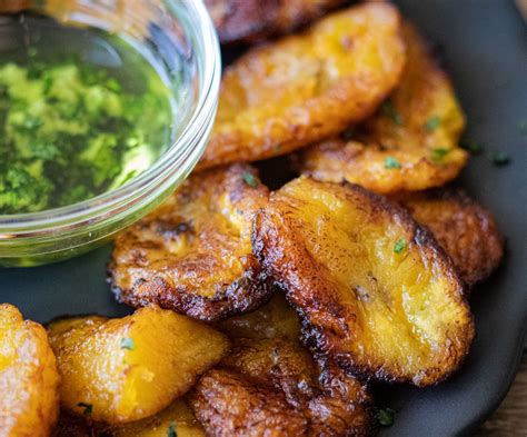 Plátanos Fritos Verdes Y Amarillos Dominicanos Tradicionales Con Salsa